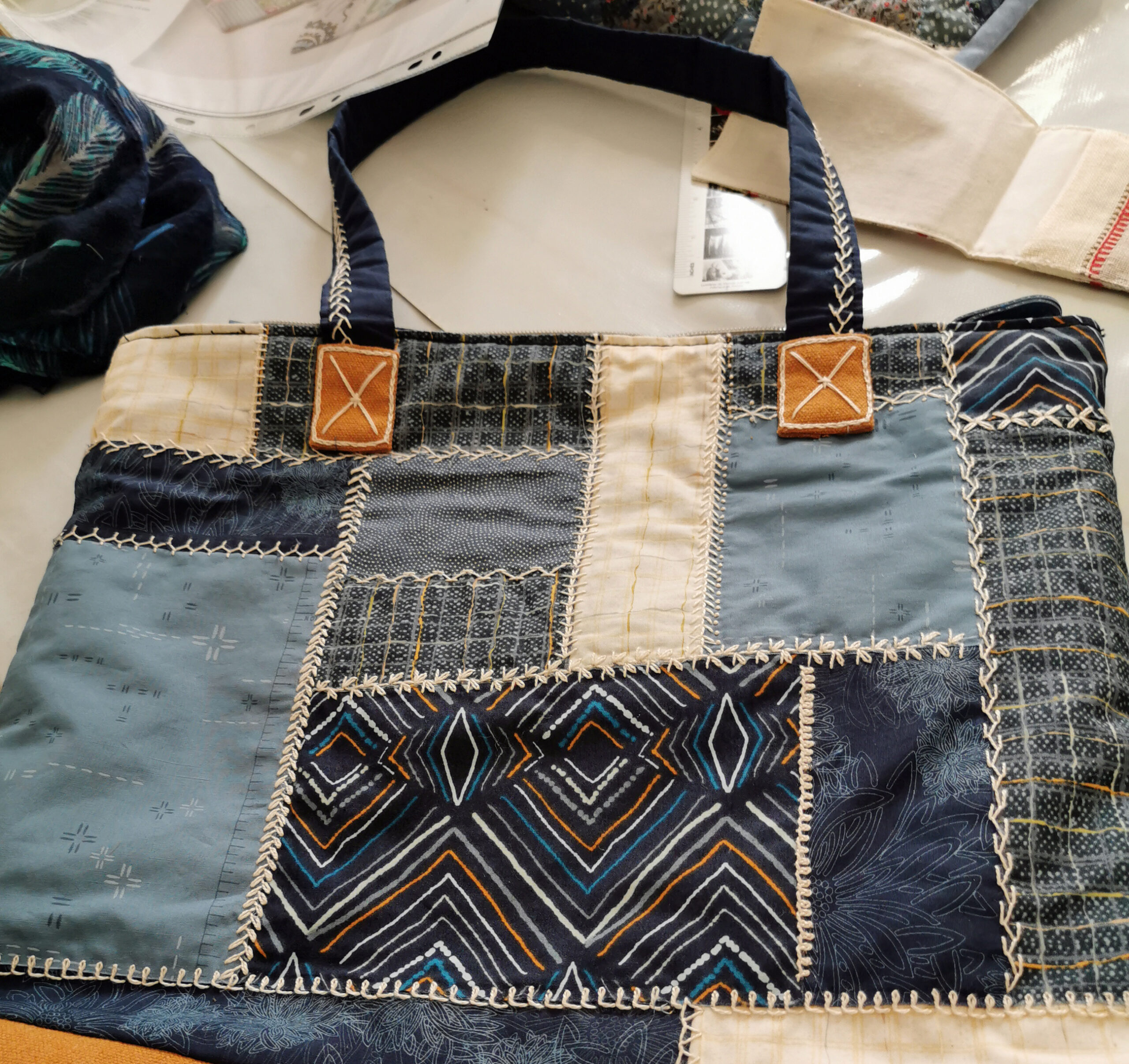 technique d'assemblage de tissus avec broderies et dentelles